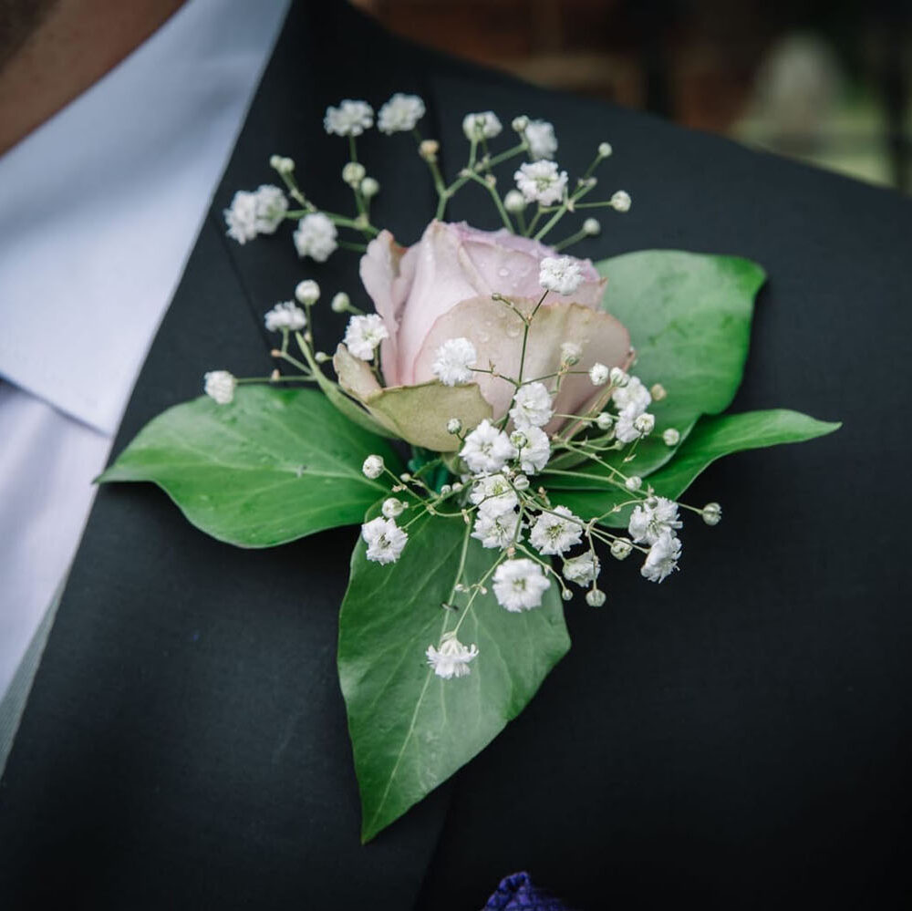wedding flowers, groom, rose, wedding favour, white green